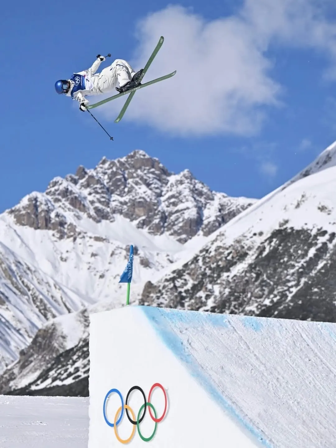 Hình ảnh Eileen Gu trượt tuyết tại Olympic 2026.