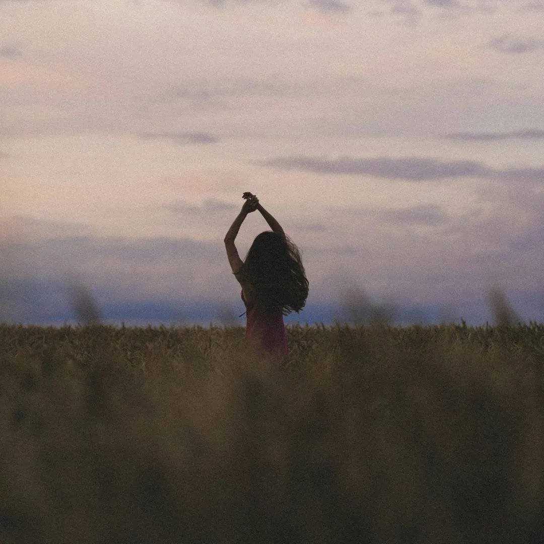 cô gái đưa hai tay lên trời tự do giữa đồng cỏ tử vi ngày 25/4/2026