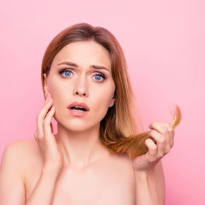 Tình trạng tóc mỏng nên sử dụng tinh dầu hương thảo được giảm tình trạng rụng tóc