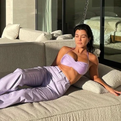Kourtney Kardashian rửa mặt với nước lạnh