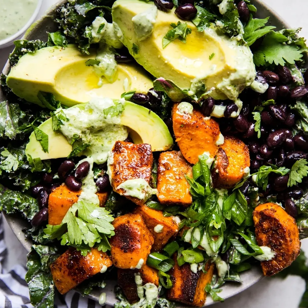 salad khoai lang nướng cùng bơ và đậu đen