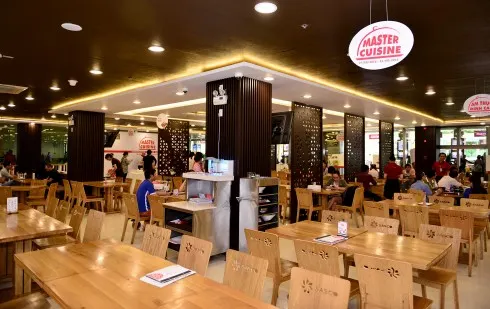 Siêu đầu bếp Alain Nghĩa ở sân bay 