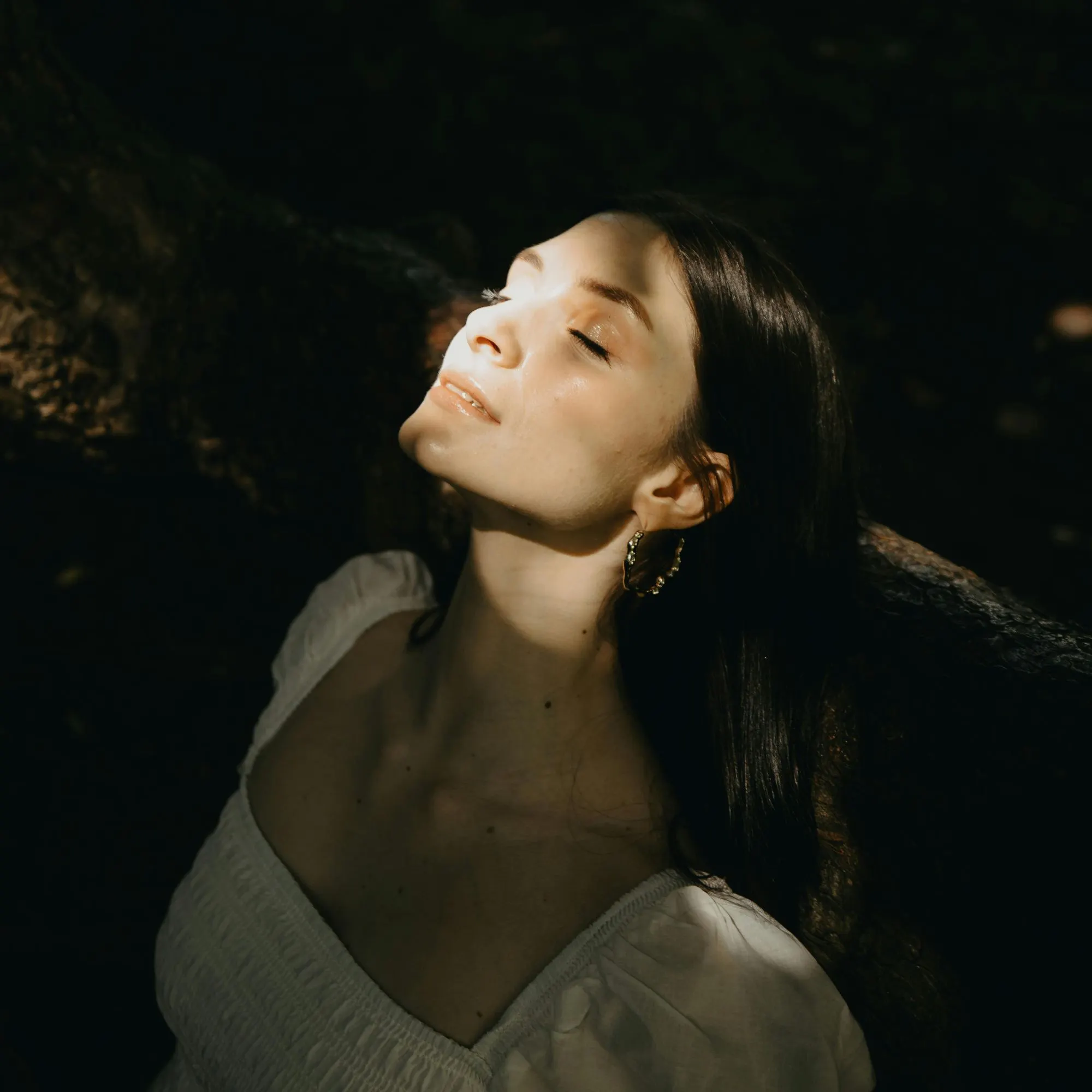 Cô gái tóc dài mặc đầm trắng