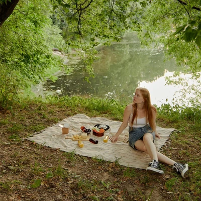 cô gái ngồi dã ngoại bên bở hồ tử vi ngày 13/4/2026