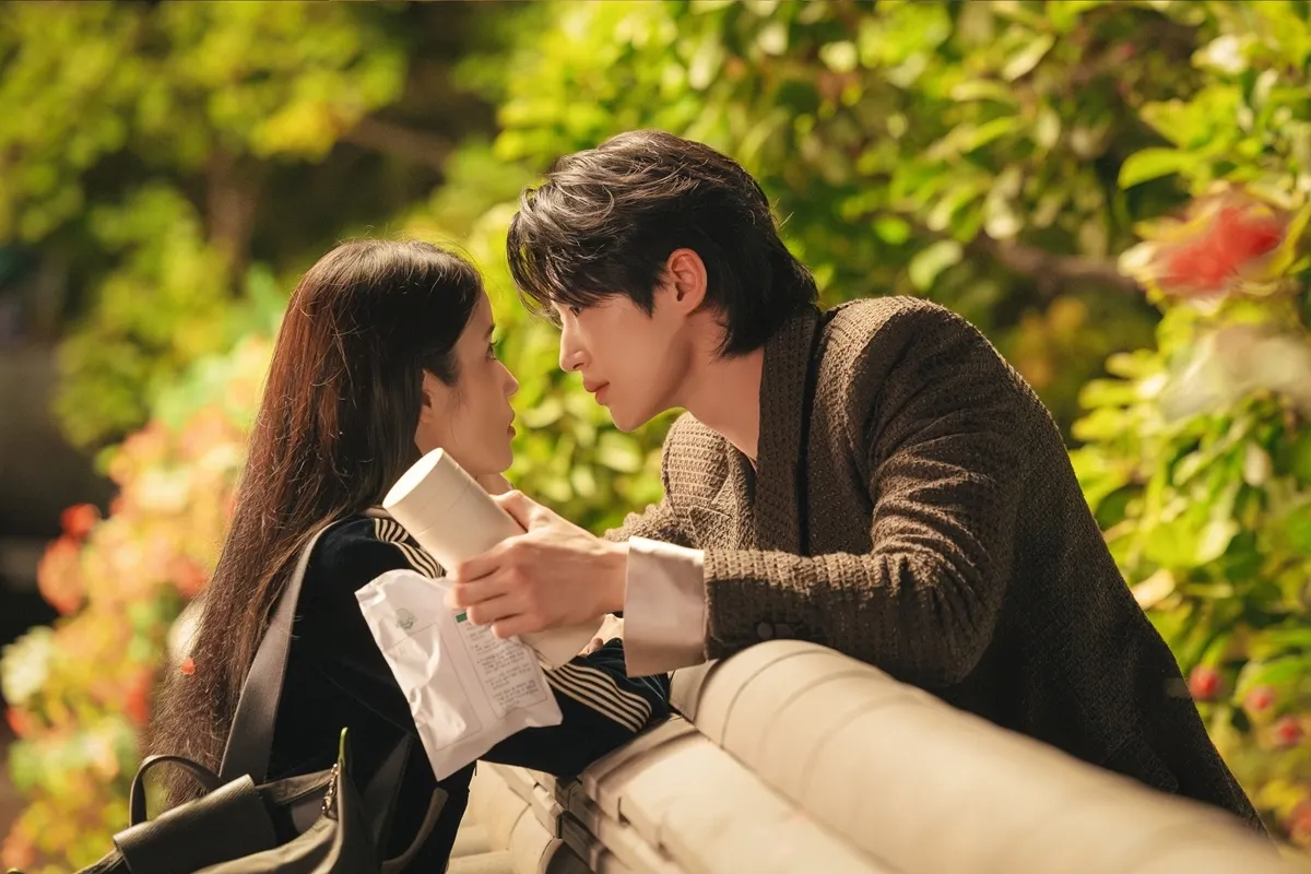 Review phim Perfect Crown của Byeon Woo Seok và IU