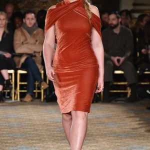 Người mẫu ngoại cỡ công phá sàn diễn tuần lễ thời trang 2017 - ELLE VN