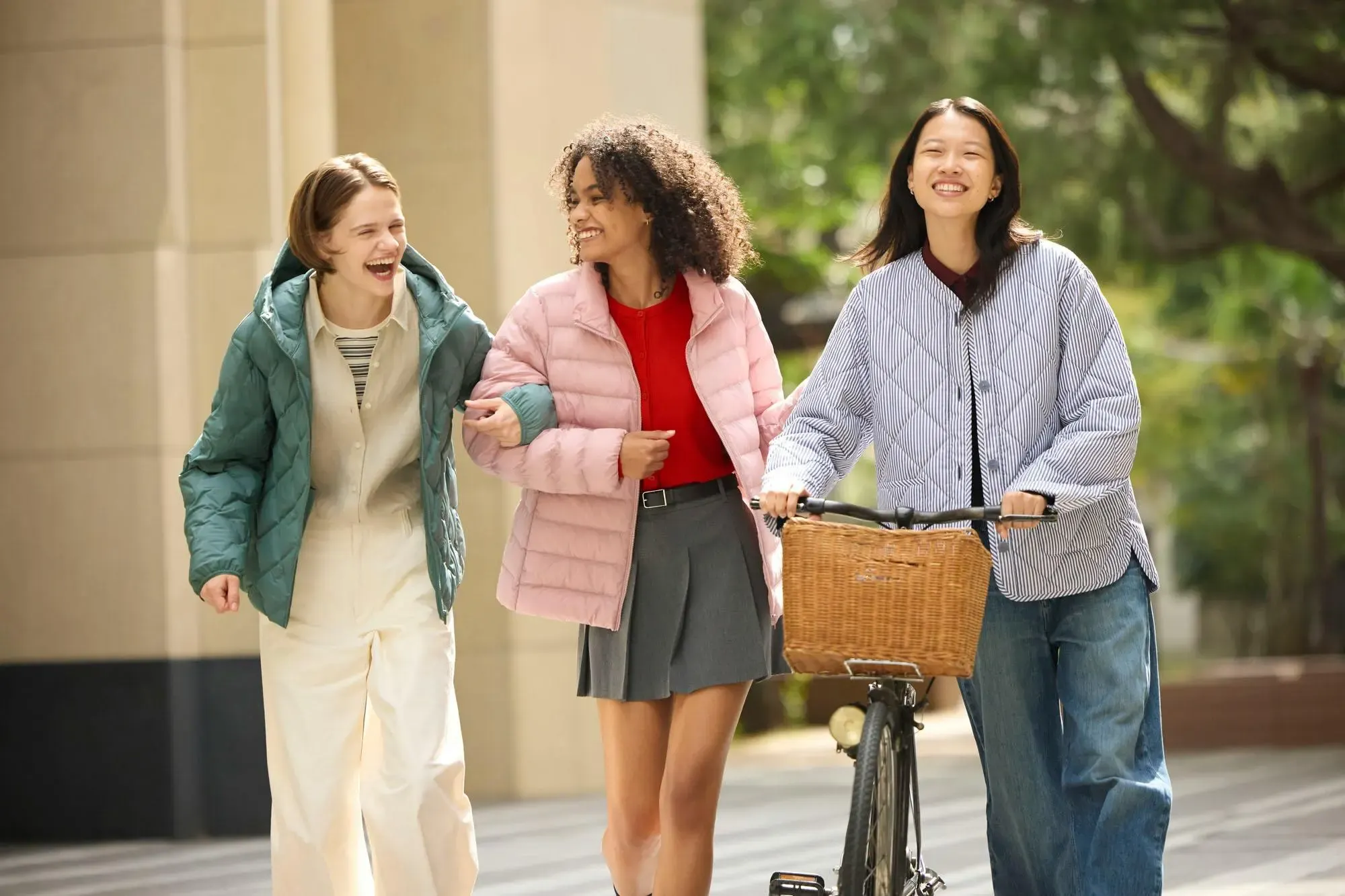 Những gam màu trắng và kem được phối lớp tinh tế, xóa tan định kiến về sự đơn điệu của đồ cơ bản.