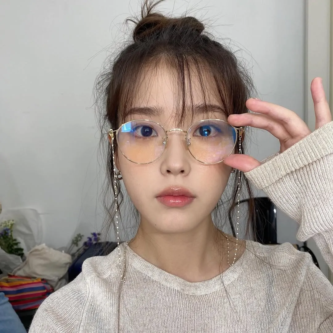 IU và mắt kính gọng tròn