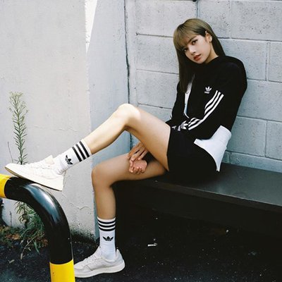 Phối đồ với tất theo phong cách thể thao như Lisa Blackpink