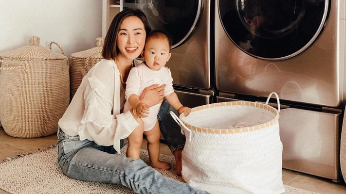 Trang phục ở nhà của Chriselle Lim - áo sơ mi trắng và quần jeans