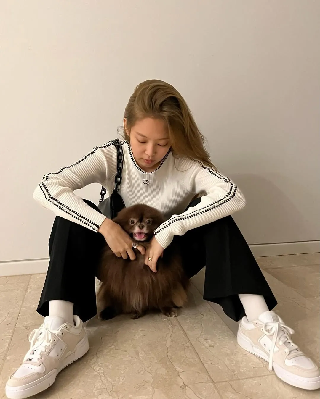 jennie diện quần tây và áo thun dài tay