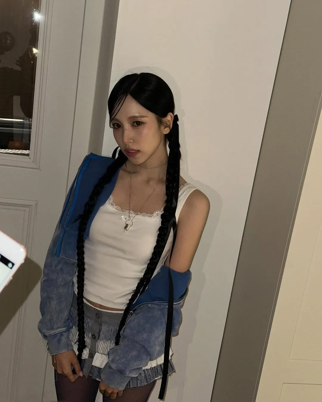 áo áo hai dây và mini skirt