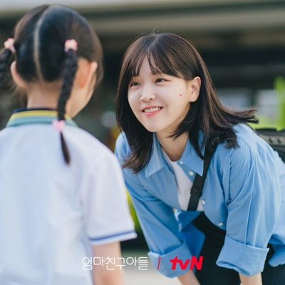 Kim Ji Eun áo sơ mi xanh trong love next door