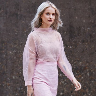 Cô gái mặc áo mỏng với chân váy pastel feature