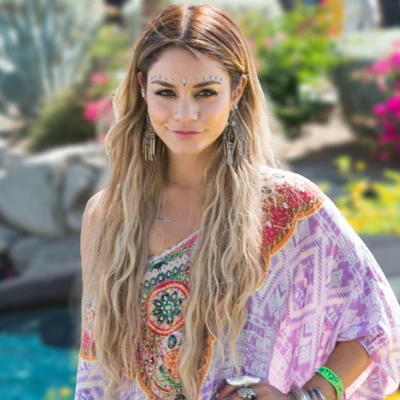 Điều gì làm nên phong cách thời trang Bohemian của “nữ hoàng Coachella” Vanessa Hudgens?