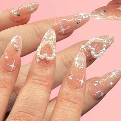 Phong cách nail coquette. Ảnh: Instagram@ blackrosenailz.
