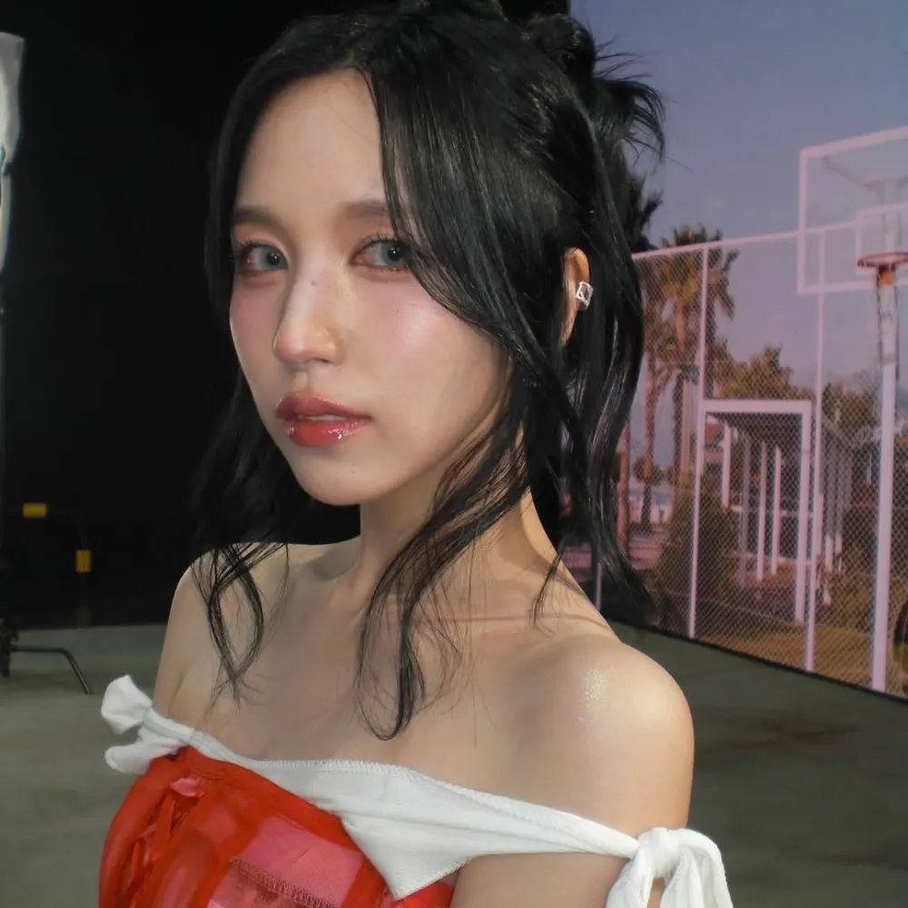 Mina trang điểm kiểu Doutin với nhũ lấp lánh