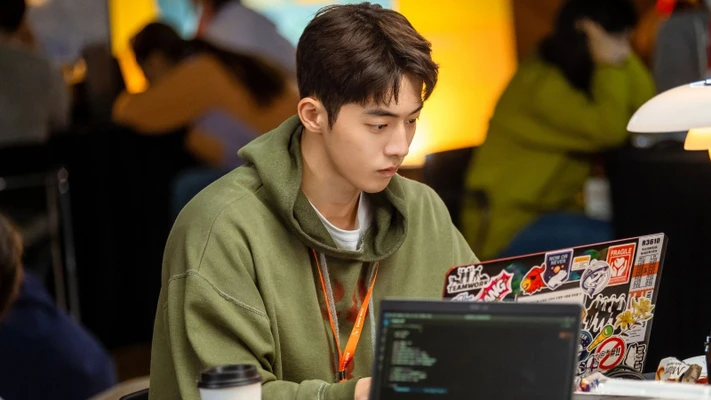 nam joo hyuk áo xanh lá