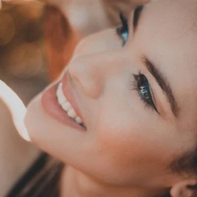 Giữ lớp makeup luôn rạng rỡ bằng cách sử dụng những sản phẩm chống thấm nước.