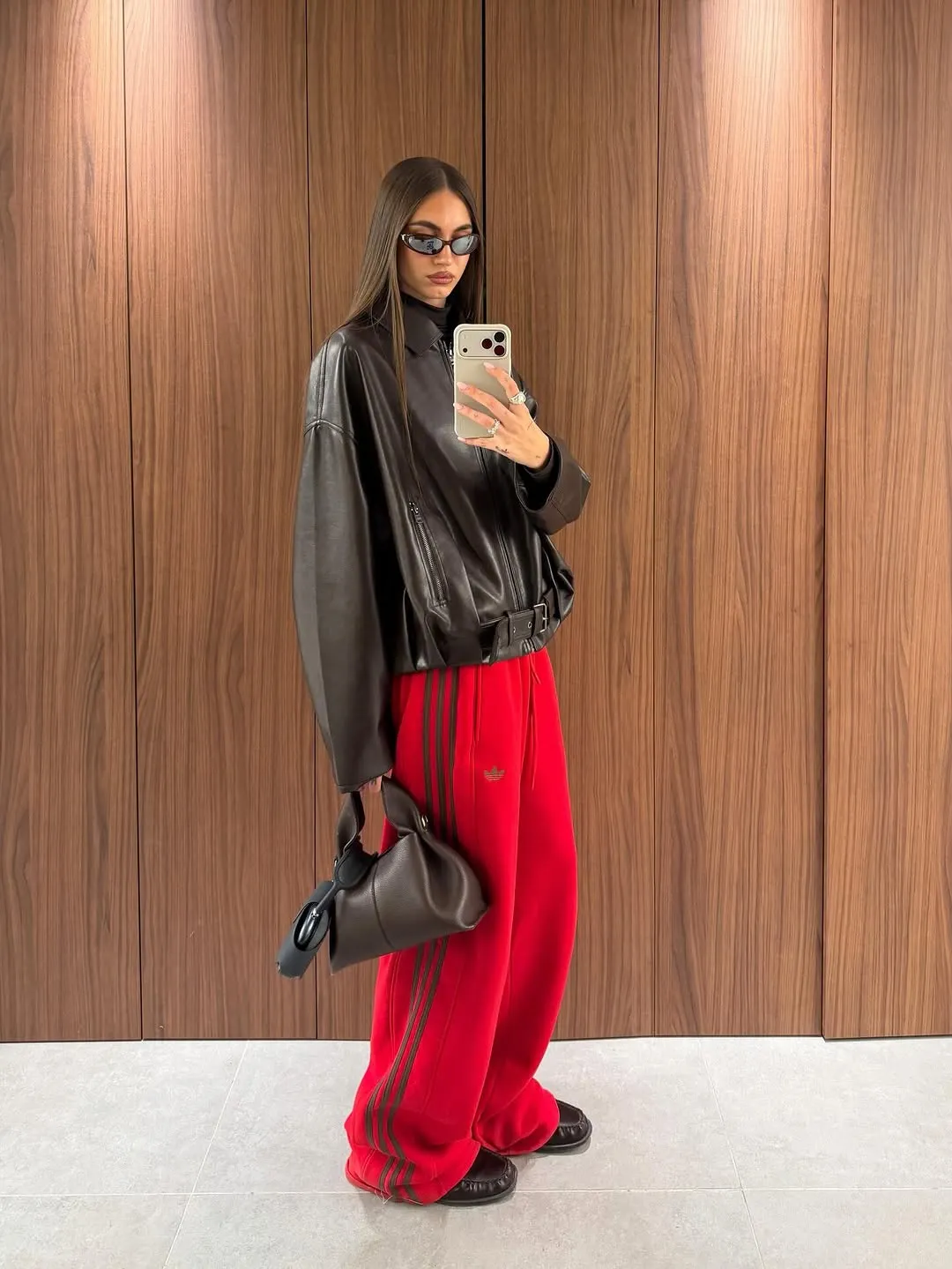 abrilru_ diện quần đỏ