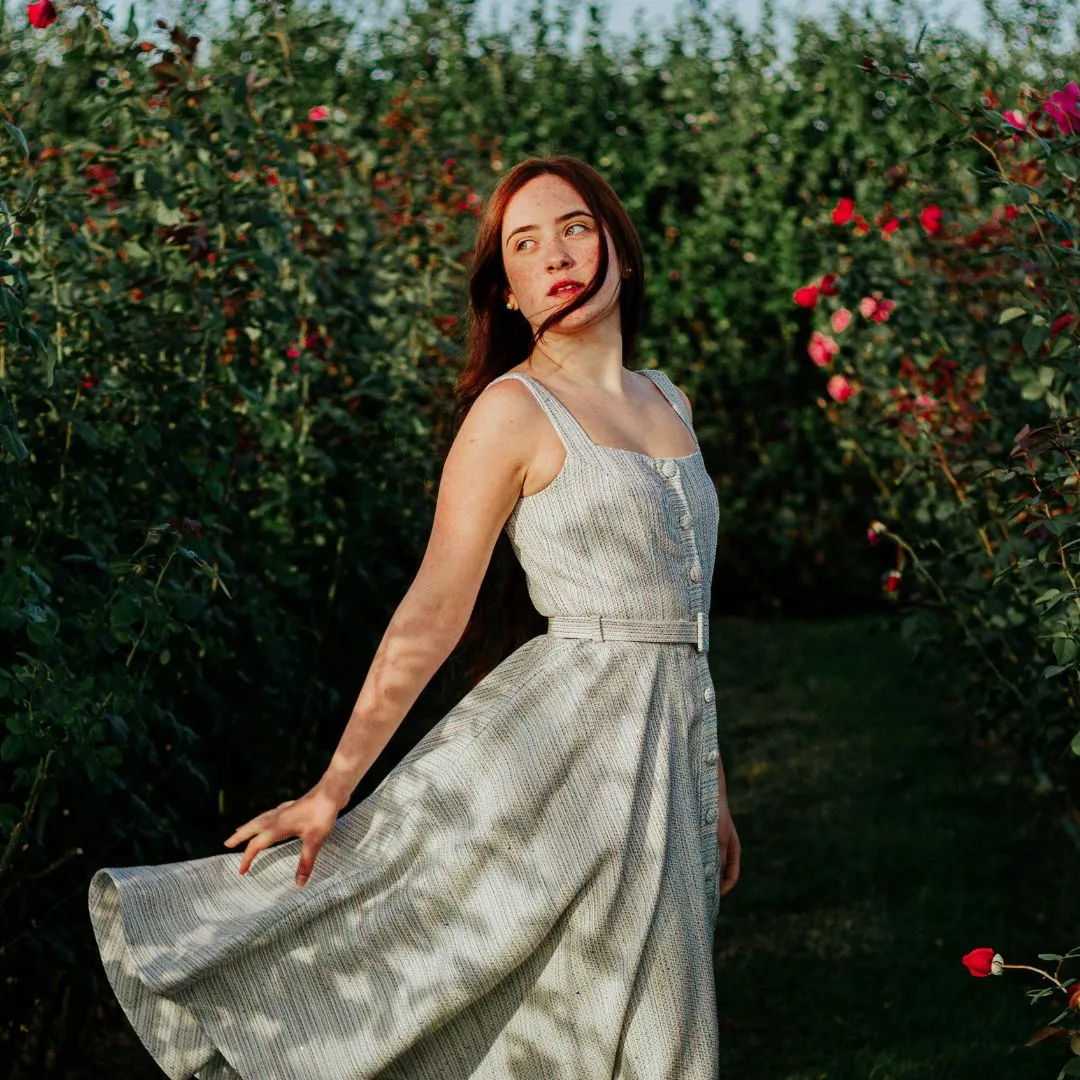 cô gái mặc váy trắng dài trước bụi cây tử vi ngày 30/1/2026