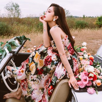HyunA mặc đầm hoa ngồi trên ô tô trong MV nhạc KPOP Flower Shower