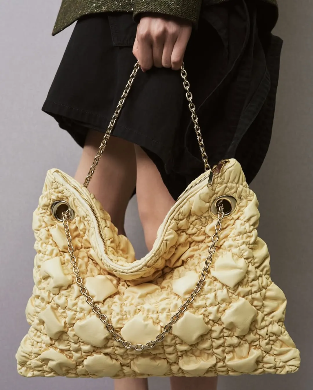 túi xách vàng pastel BST Dior SS26