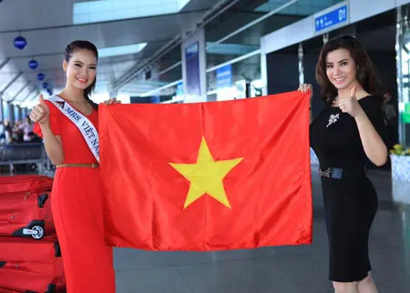 Hoa hậu Trần Thị Quỳnh và Đệ nhất Quý bà Kim Hồng trước giờ lên đường thi Mrs World