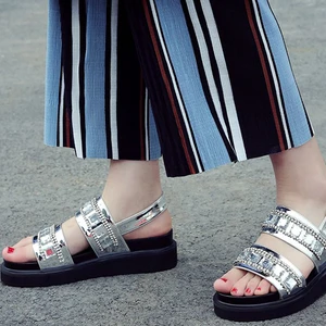 sandals kết hợp cùng các món đồ mùa hè