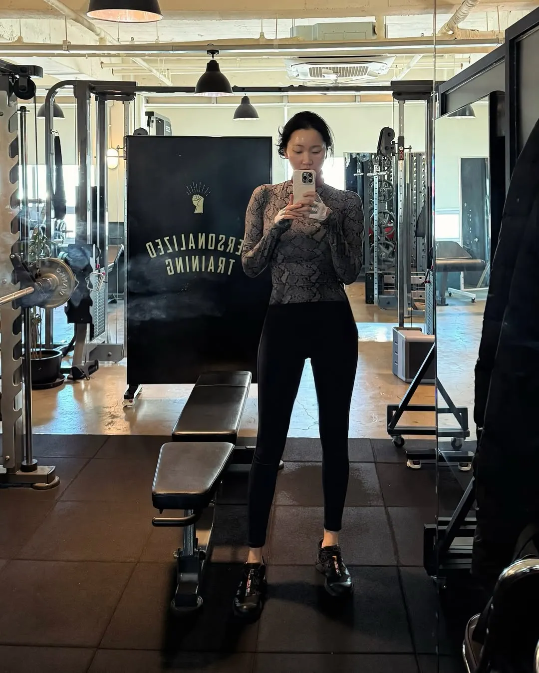 Phụ nữ tập luyện kháng lực khi giảm cân sau tuổi 30