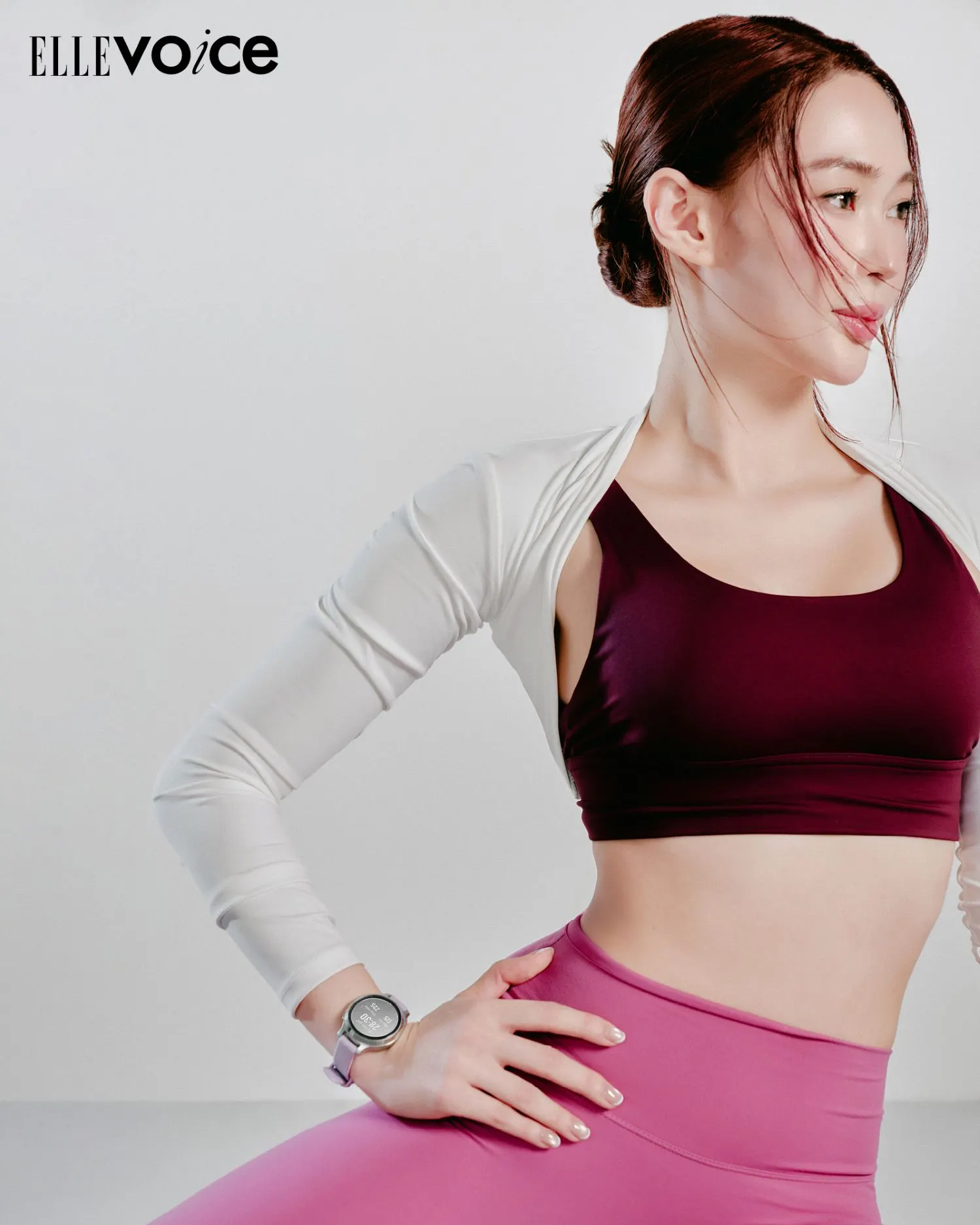 Sun HT tập yoga, trên tay đeo chiếc đồng hồ thông minh của Garmin