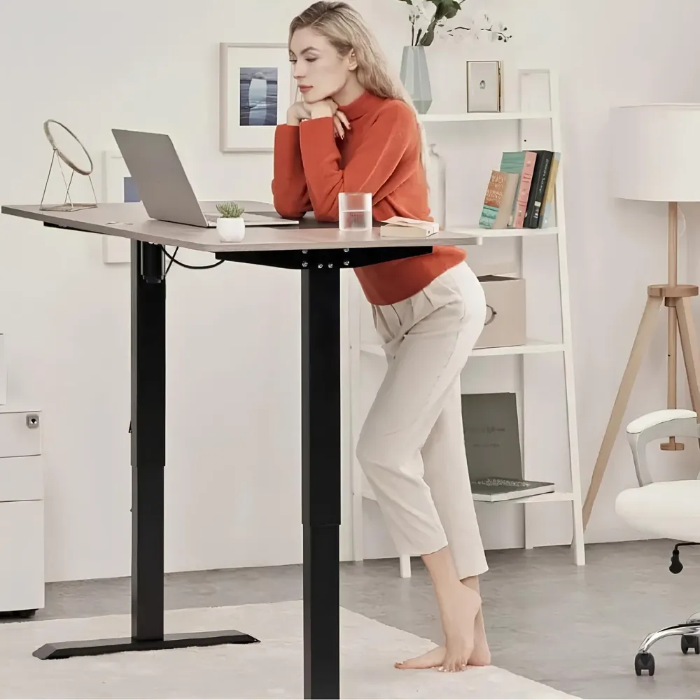 Cô gái đứng làm việc để cải thiện sức khỏe cột sống