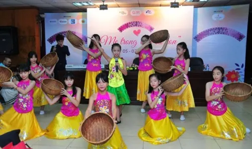 Tốp múa các em học sinh THCS Nguyễn Công Trứ biểu diễn tại buổi họp báo phát động cuộc thi. 