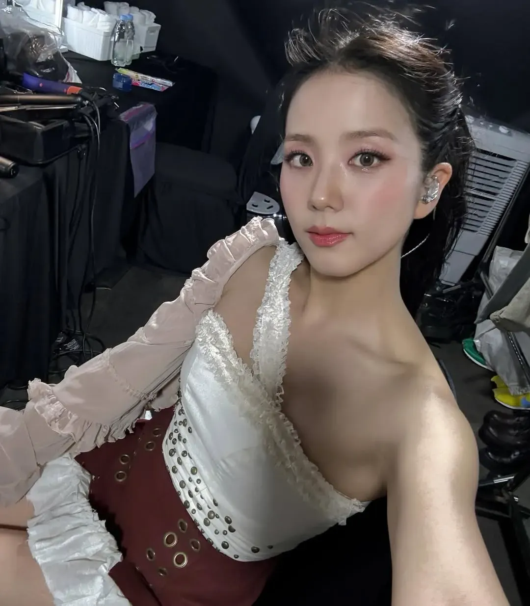 Kiểu tóc nửa buộc xoắn nhẹ của Jisoo tạo điểm nhấn nữ tính và thanh lịch