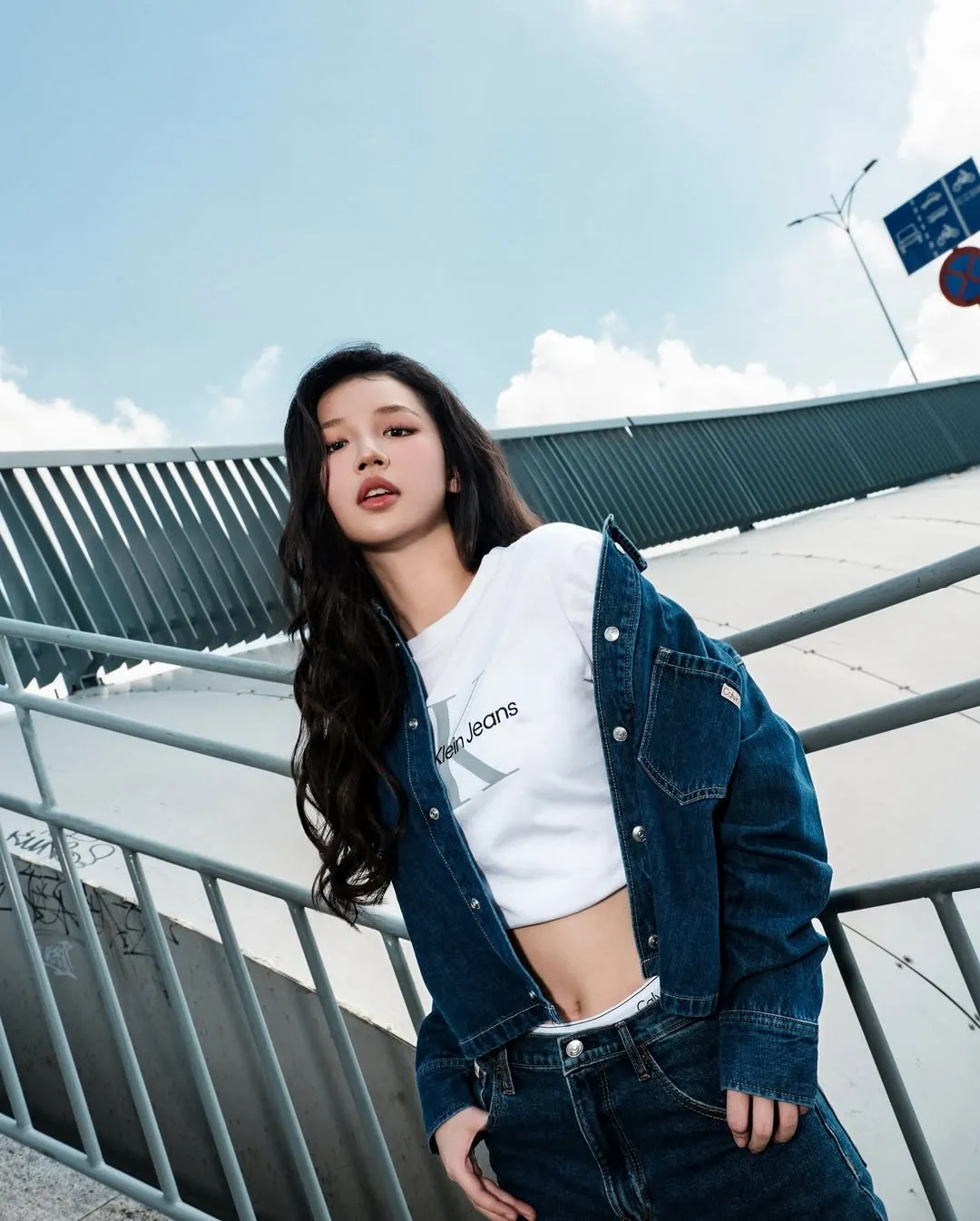 Amee mặc denim phối áo croptop tay ngắn
