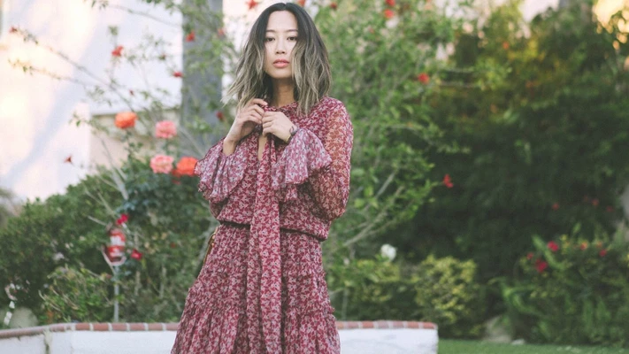 aimee song mặc đầm hoạ tiết màu đỏ sẫm - cách phối đồ cho tông da châu Á