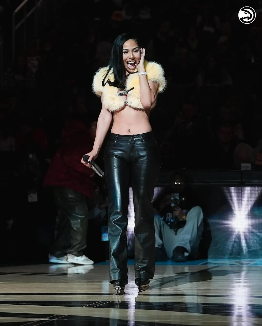 Chiếc Karolina Cropped Jacket lông vàng nhạt hở vai của FANCÌ CLUB đã trở thành điểm nhấn bùng nổ khi Mariah The Scientist tự tin trình diễn cùng quần da ống rộng.