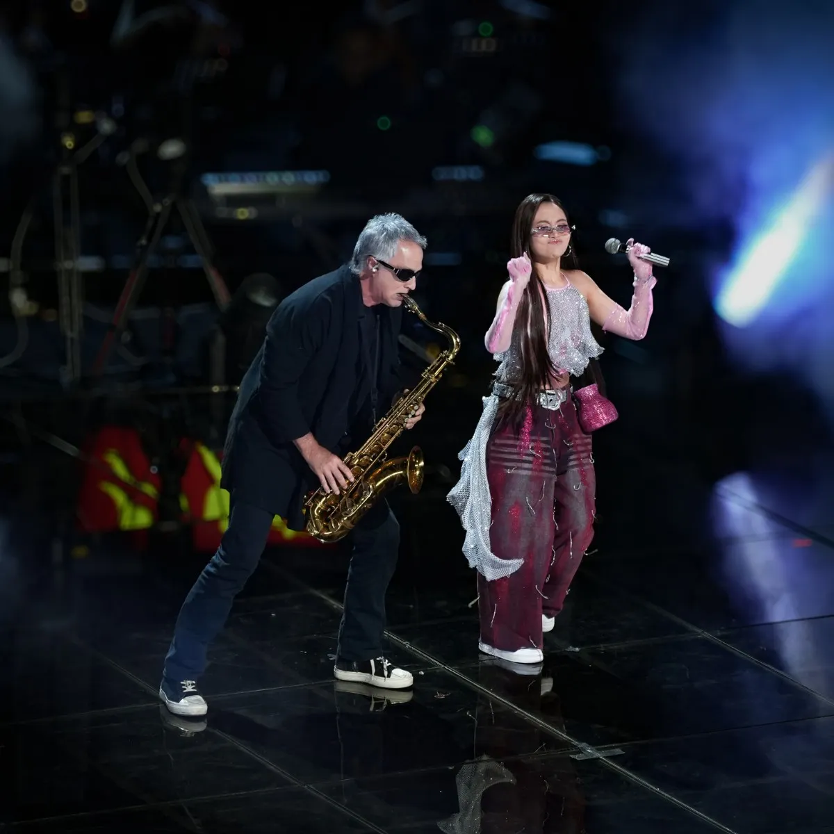 Phương Mỹ Chi đã ngẫu hứng xin phía đạo diễn để kết hợp với nghệ sĩ saxophone trên sân khấu Vũ Trụ Có Anh