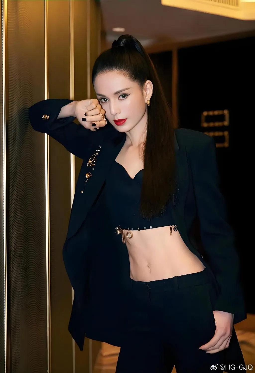 Vẻ thanh lịch của Lý Nhược Đồng trong blazer cổ điển