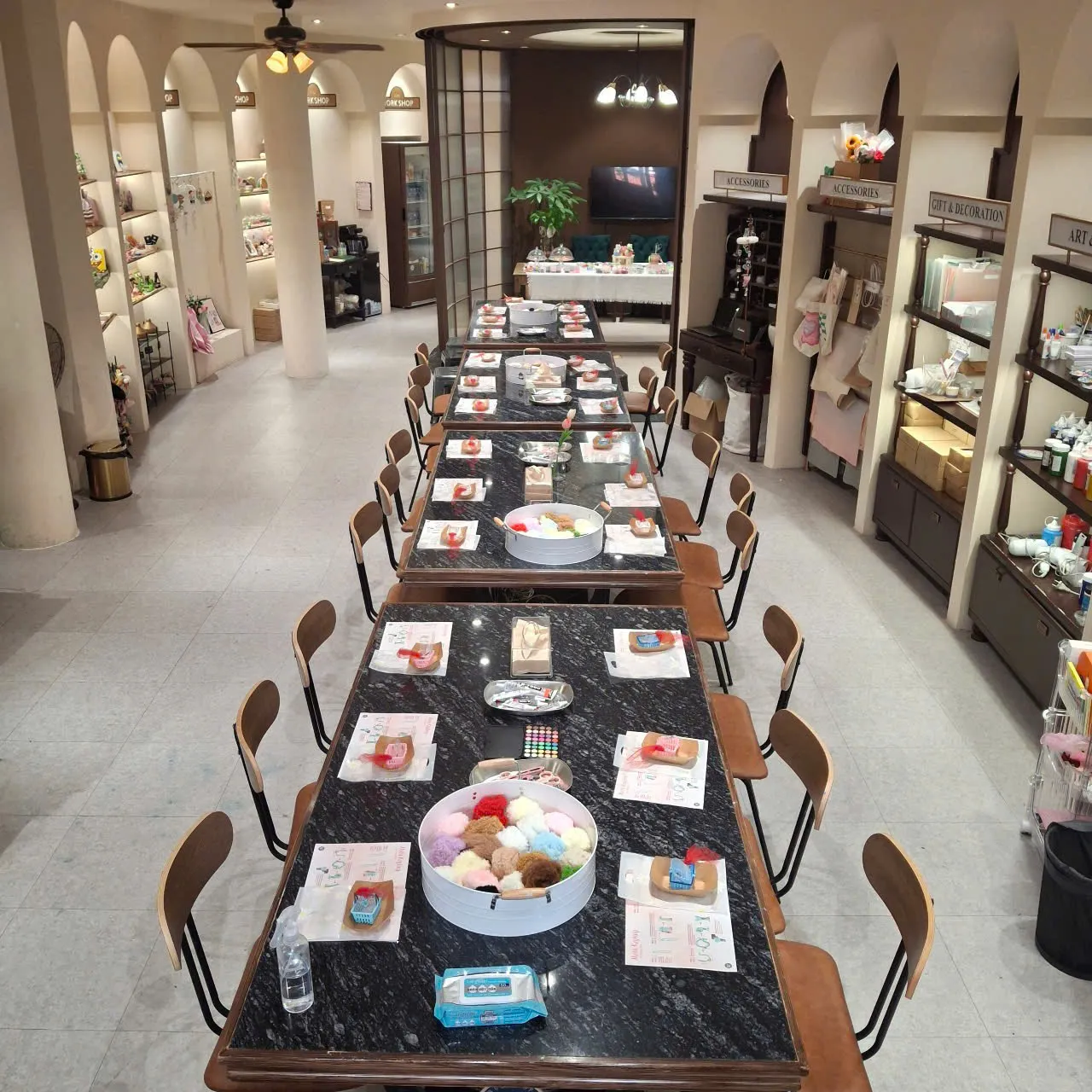 Không gian làm nến thơm tại Workshop Hub trong chiến dịch ELLE Lifestyle Map
