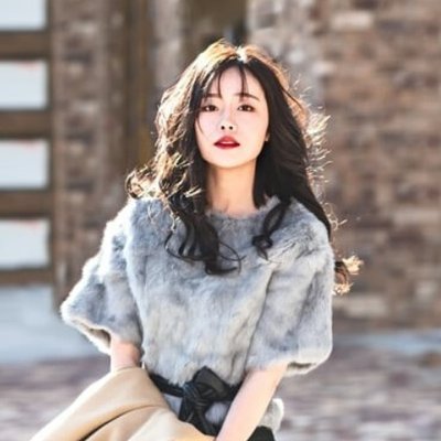 Dưỡng tóc-Cô gái mặc áo lông.