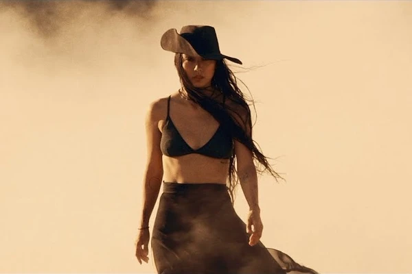 Lee Hyori gây bất ngờ với phong cách thời trang trong MV mới - ELLE