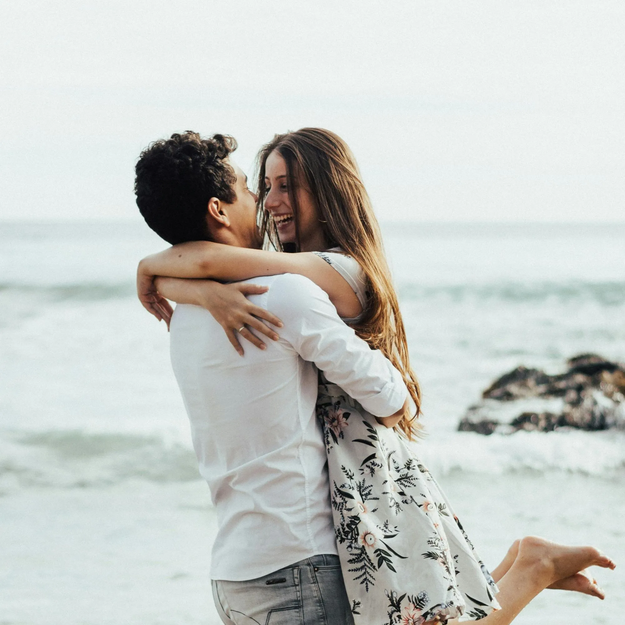 cô gái chủ động ôm cổ chàng trai bày tỏ tình cảm