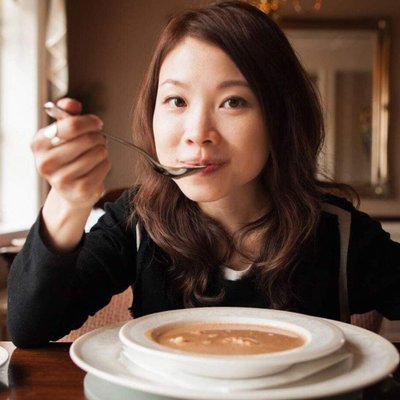 Cô gái ăn súp gia vị tăng cường trao đổi chất