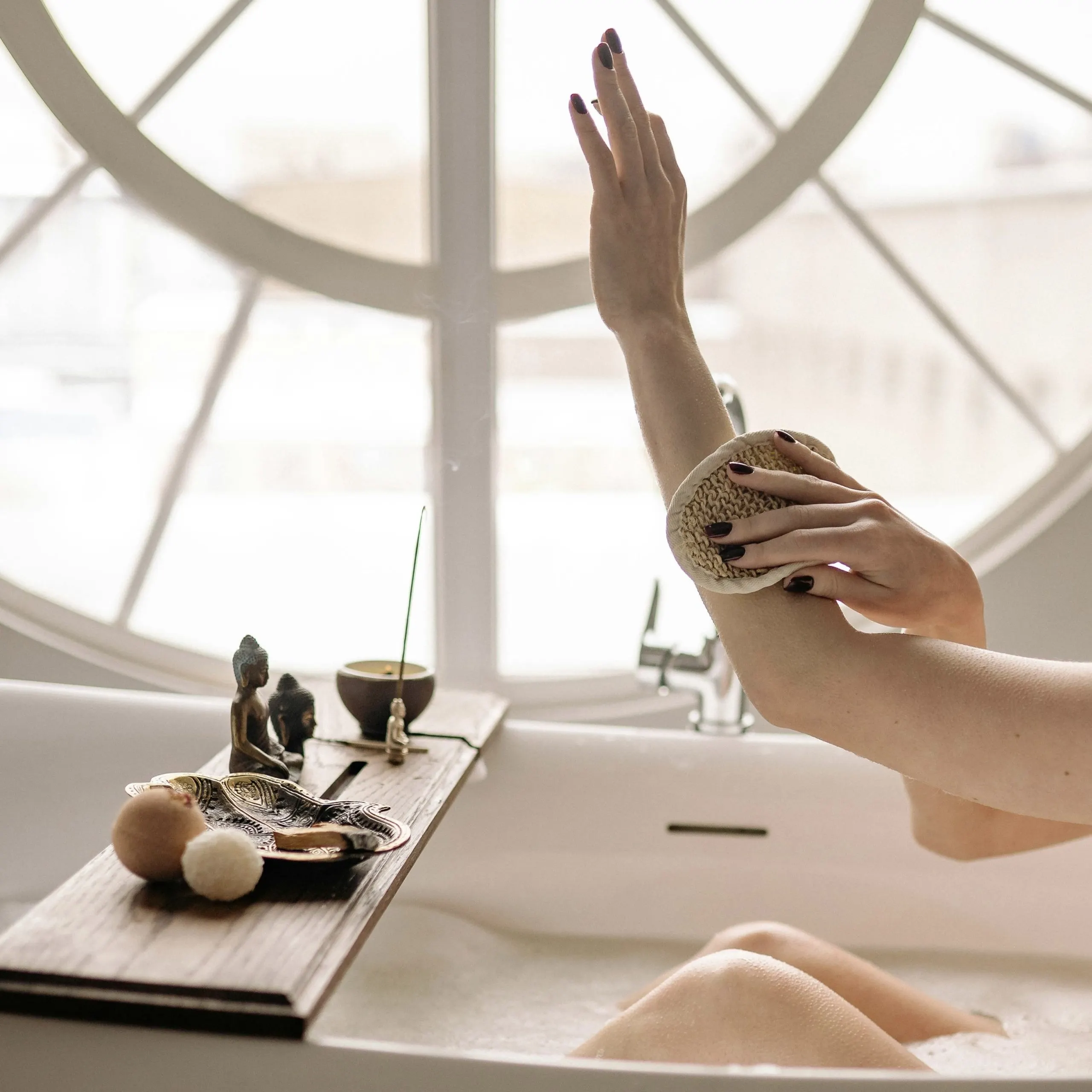 Động tác massage khi tẩy tế bào chết.