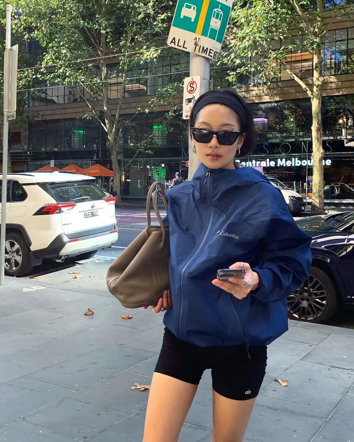 Chọn áo khoác chạy bộ chất liệu dù giúp cản gió và chống thấm nước trong những chuyến chạy bộ đường dài.