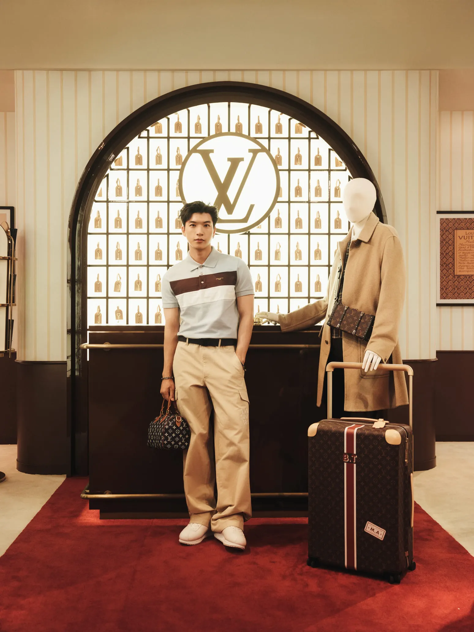 HIEUTHUHAI đồng hành cùng Louis Vuitton trong hành trình từ Paris đến Bangkok.