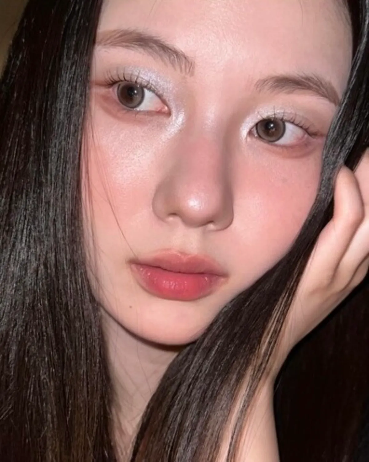 Cô gái trang điểm theo MBTI với phấn má hồng và nhũ lấp lánh.