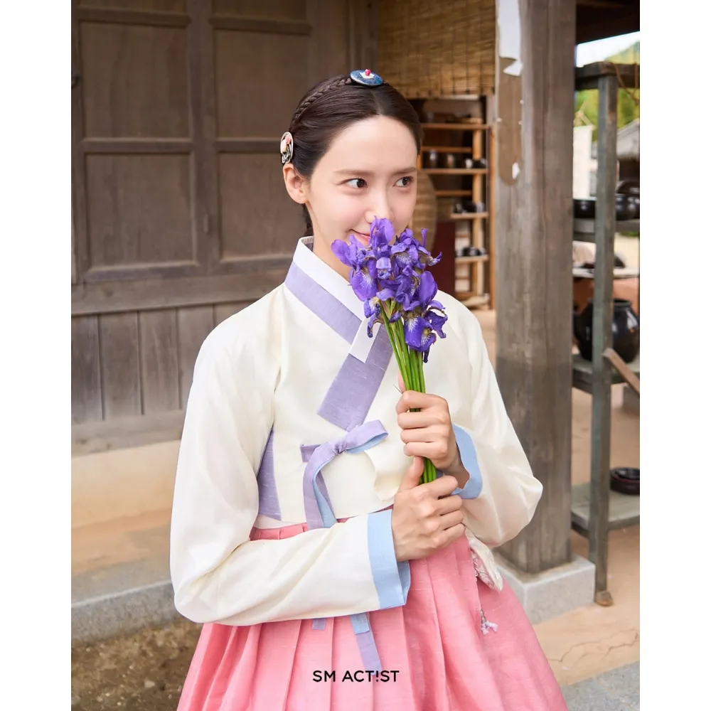 Yoona (SNSD) tạo dáng cùng nhành hoa diên vĩ trong Ngự Trù Của Bạo Chúa.