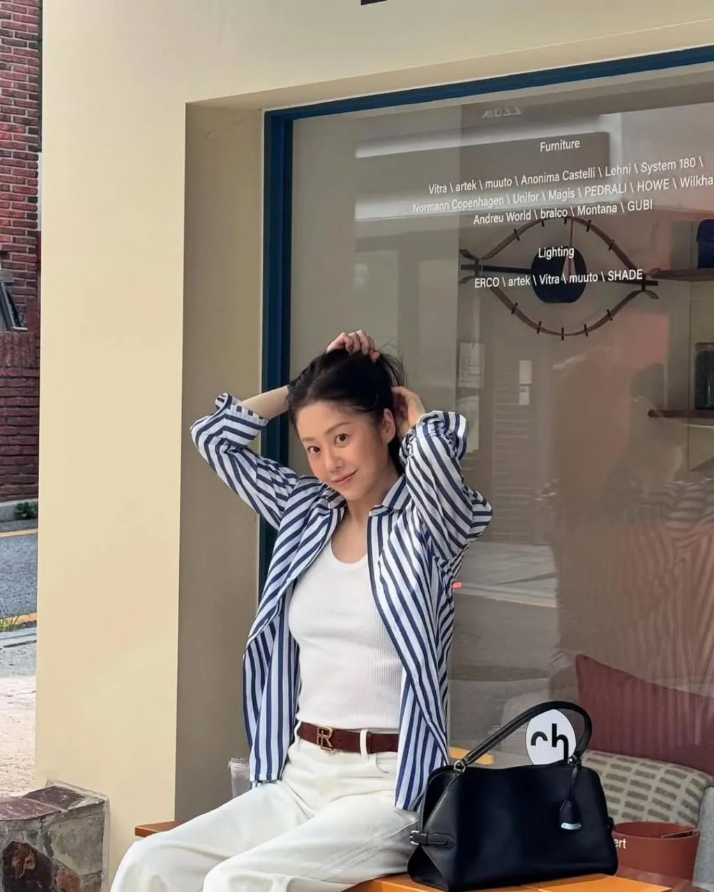 Go Hyun Jung chọn sơ mi oversized kết hợp quần jeans cạp cao